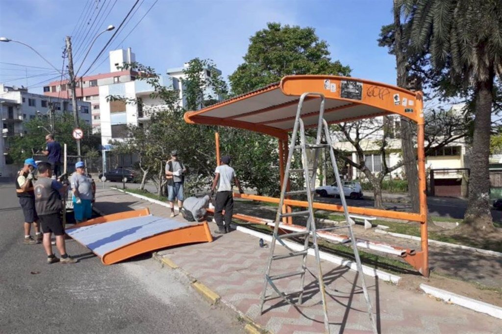 Abrigo de ponto de ônibus no centro é recuperado