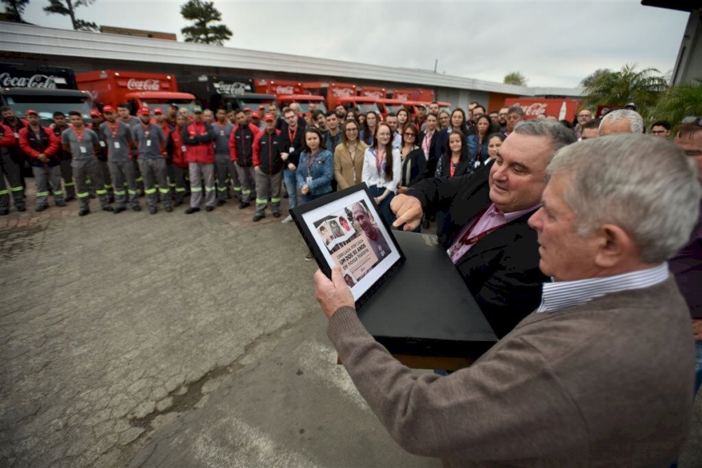 VÍDEO+FOTOS: após 50 anos de trabalho, motorista é surpreendido no último dia