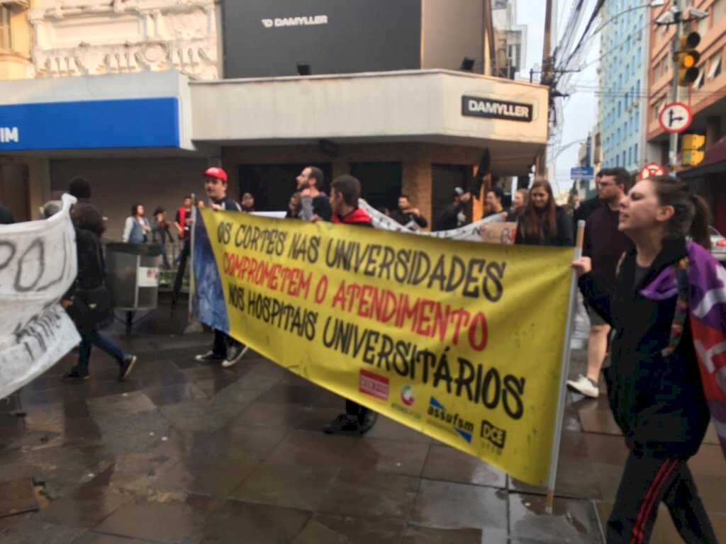 No 7 de setembro, protesto pela educação reúne estudantes em Santa Maria