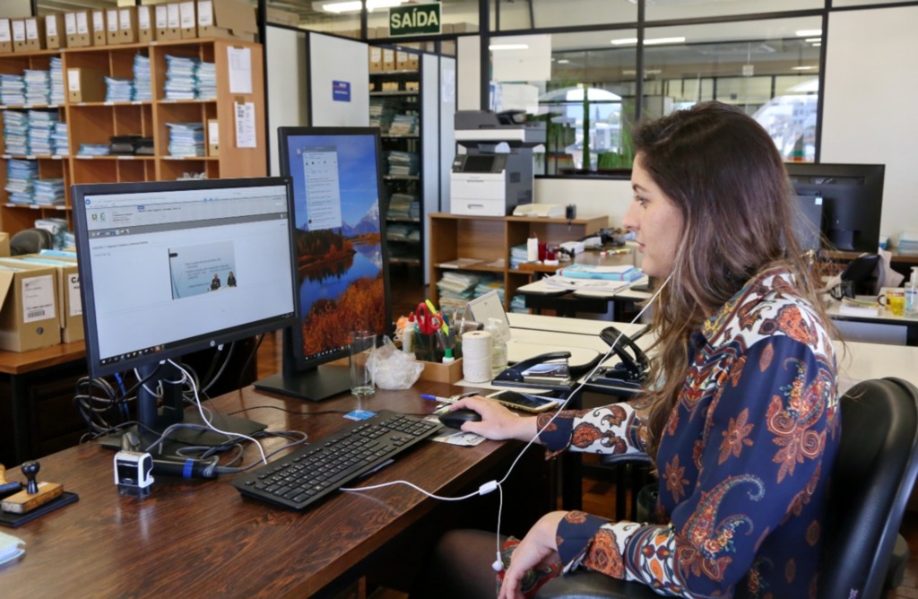 Fotos: Pedro Piegas (Diário) - Servidores como Carolina Sanmartinho usarão duas telas de computador para acompanhar processos. Casos antigos seguirão no papel