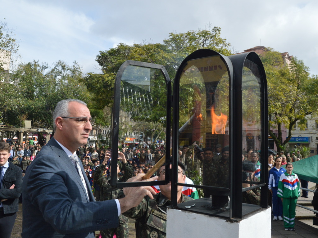 Chegada do Fogo Simbólico marca a abertura da Semana da Pátria em Santa Maria