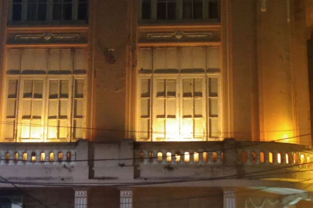 Prédio da SUCV é iluminado com luzes laranjas em alusão ao Agosto Laranja