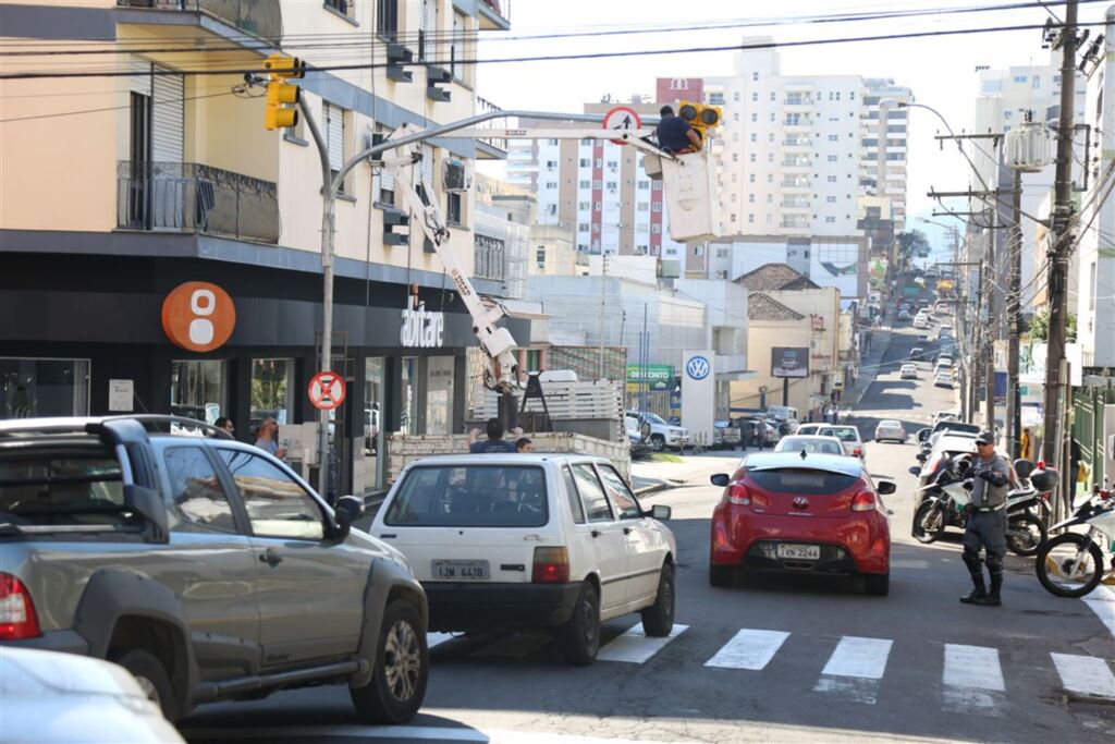Semáforos do cruzamento entre Tuiuti e Serafim Valandro voltam a funcionar