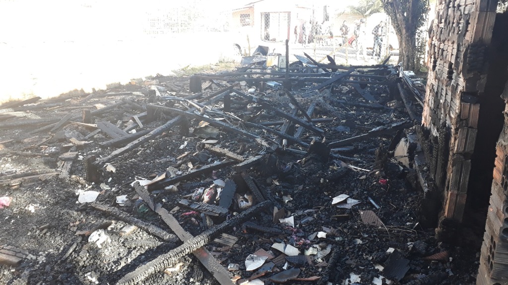 Casa é destruída, e cachorro morre em incêndio em Tupanciretã