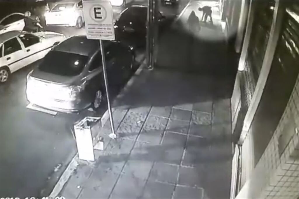 VÍDEO: polícia tenta localizar casal que perdeu dinheiro no Centro