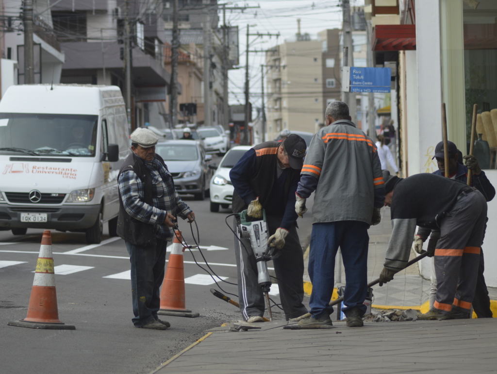 Começa a instalação de semáforo no cruzamento da Tuiuti e Serafim Valandro