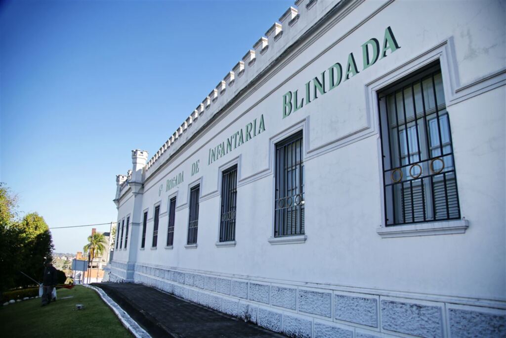 Cortes do governo Bolsonaro também devem atingir militares
