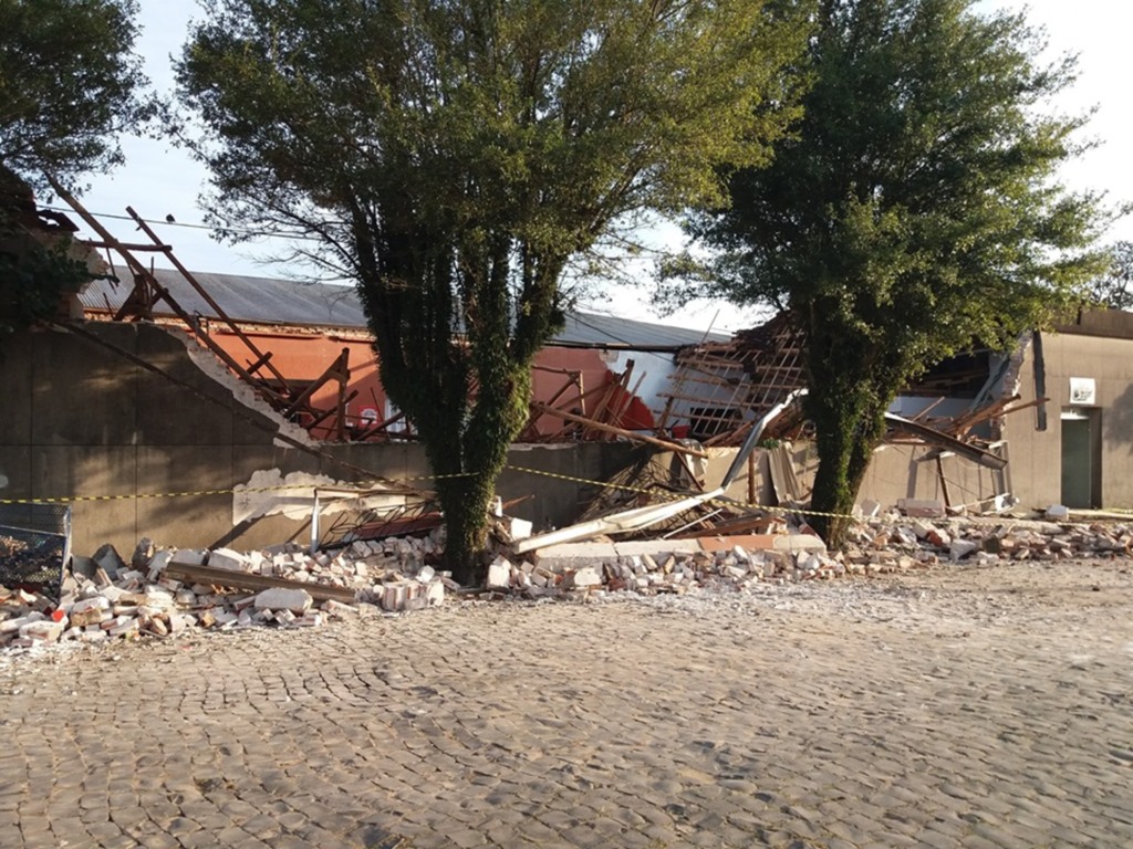Telhado de clube desaba em Restinga Sêca