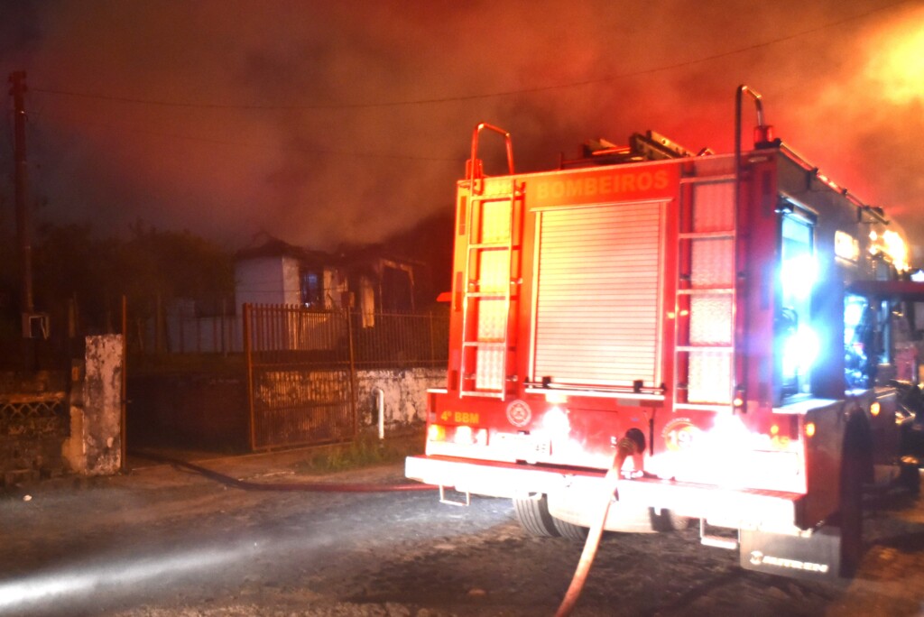 Idosas que tiveram a casa destruída em incêndio precisam de ajuda