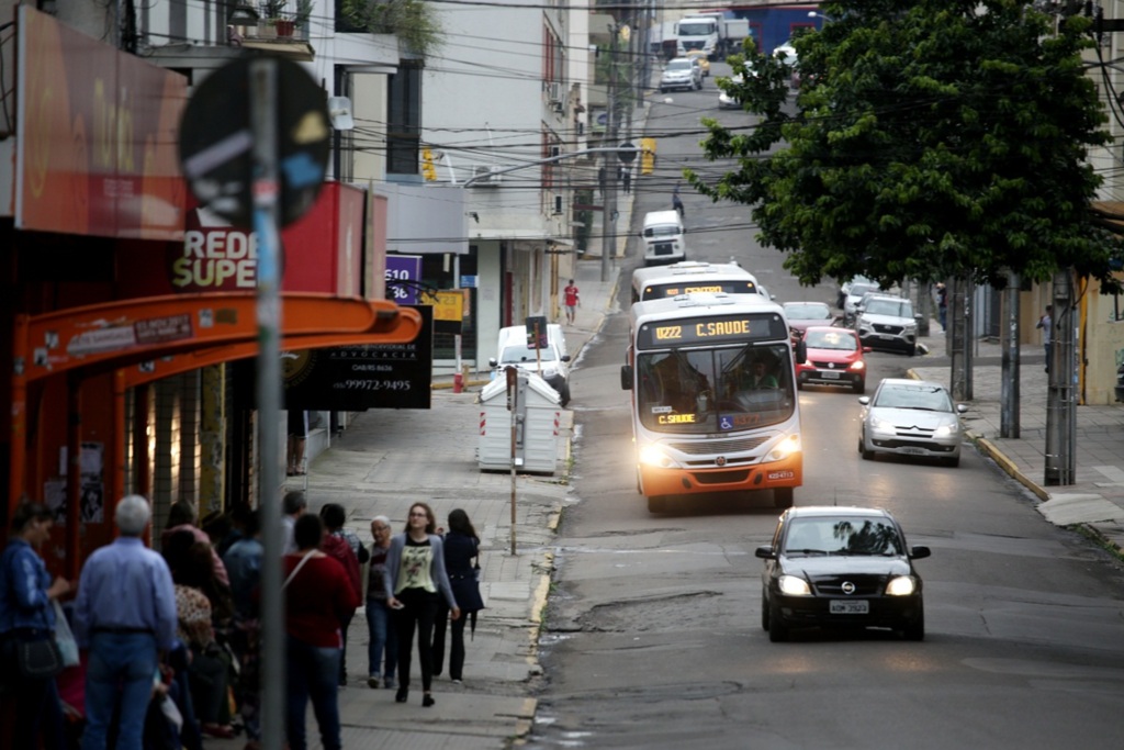 VÍDEO: o que comerciantes e usuários do transporte público pensam sobre obra na Riachuelo