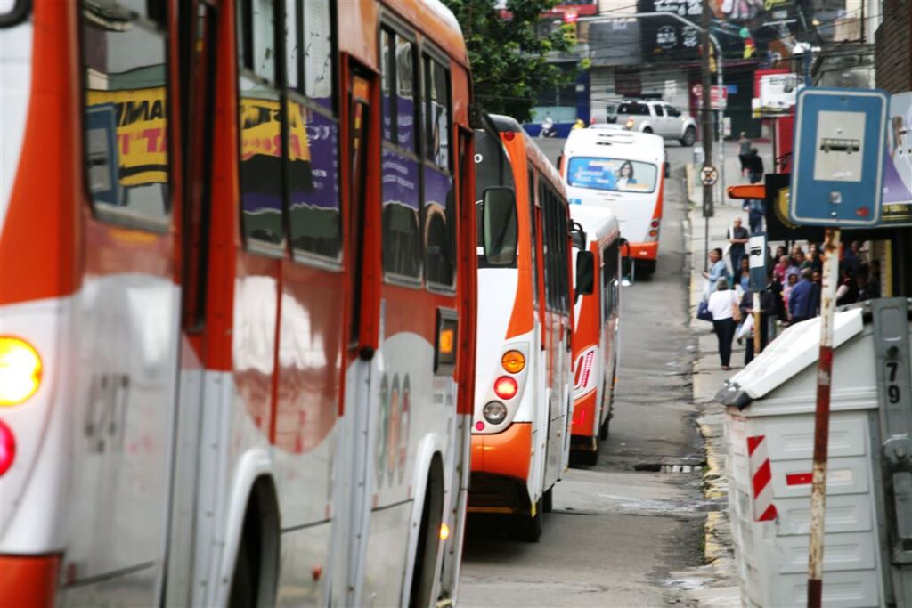 Obra para resolver alagamentos vai mudar o trânsito na Rua Riachuelo