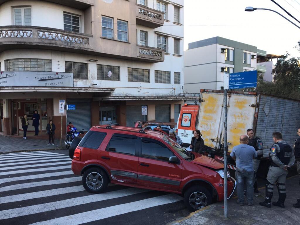 Após acidente, trânsito fica em uma pista no centro de Santa Maria