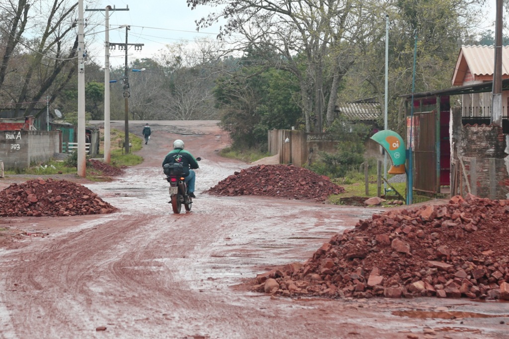 VÍDEO: carga de pedras largada no o das Tropas traz risco de acidente