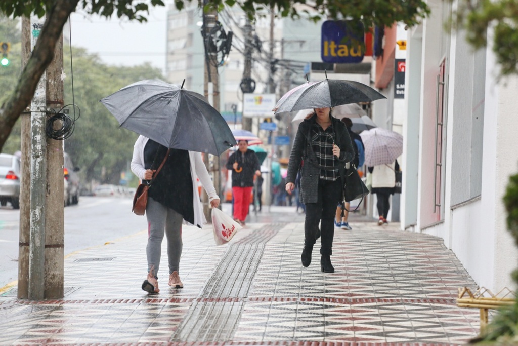 Semana começa com chuva e termina com mínimas próximas a 0ºC