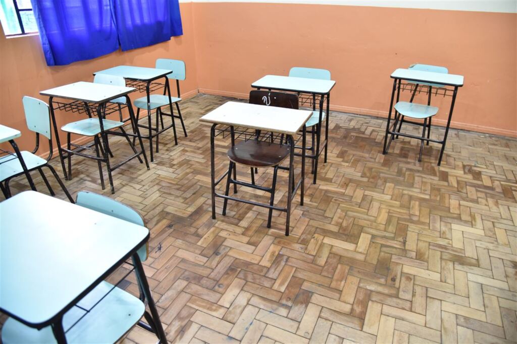 Escola é parcialmente destelhada, e água infiltra salas de aula