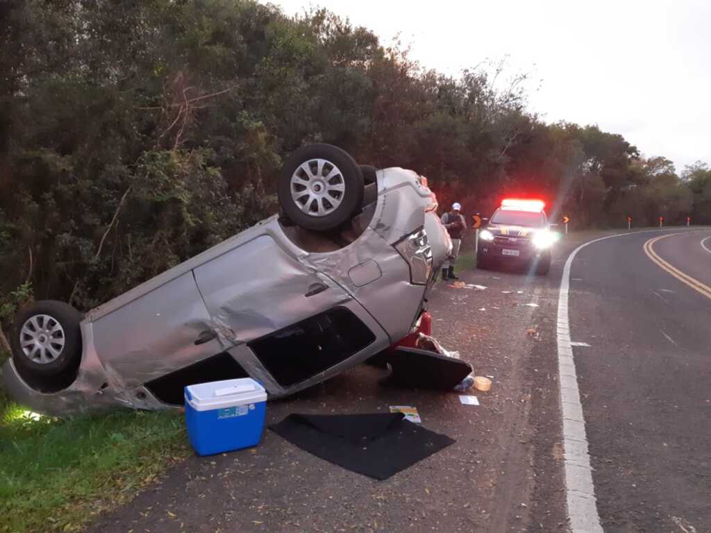 Motorista perde o controle do carro e capota na BR-287 em Unistalda