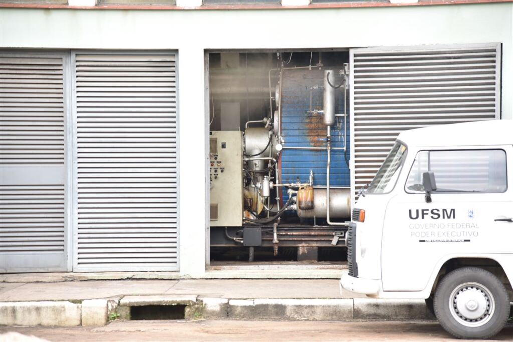 Funcionário terceirizado tem 70% do corpo queimado após cair em caldeira do Husm