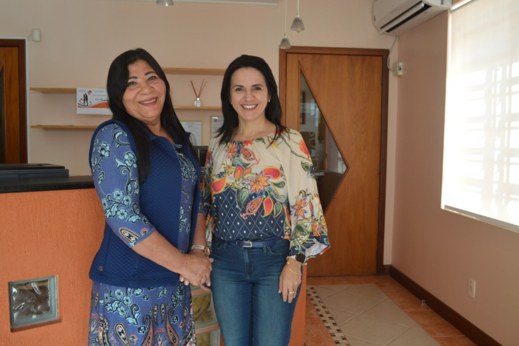 Diogo Brondani - As missionárias Rute (à esq.) e Fabiana buscam adesão de mais doadores ao projeto.