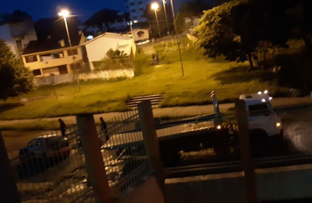 Após cair em buraco, carro é removido por guincho em Santa Maria