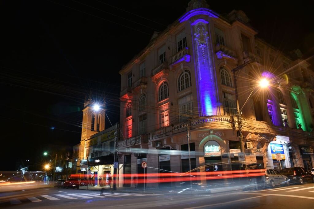 Prédio da SUCV é iluminado com cores da bandeira LGBT