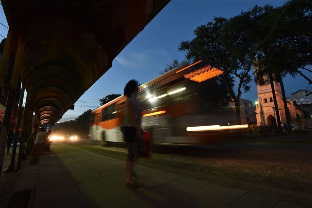 Prefeitura faz limpeza e pintura em trecho da Avenida Rio Branco nesta quinta