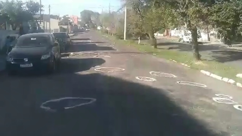 VÍDEO: para pedir melhorias, moradores pintam buracos em rua de Santa Maria