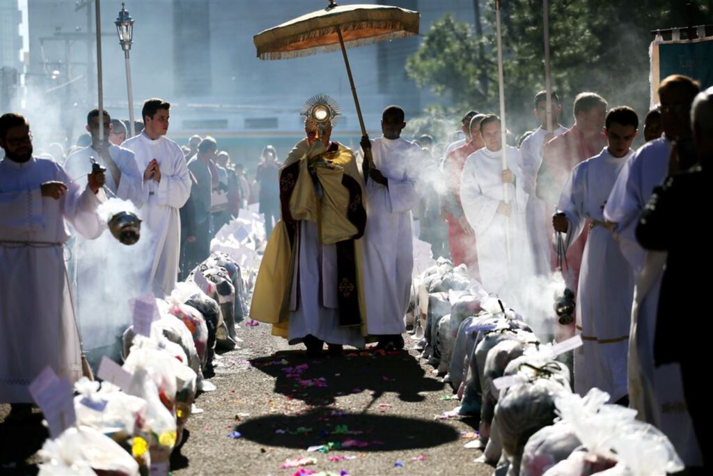 FOTOS+VÍDEO: celebração de Corpus Christi arrecada 600 kits de agasalhos
