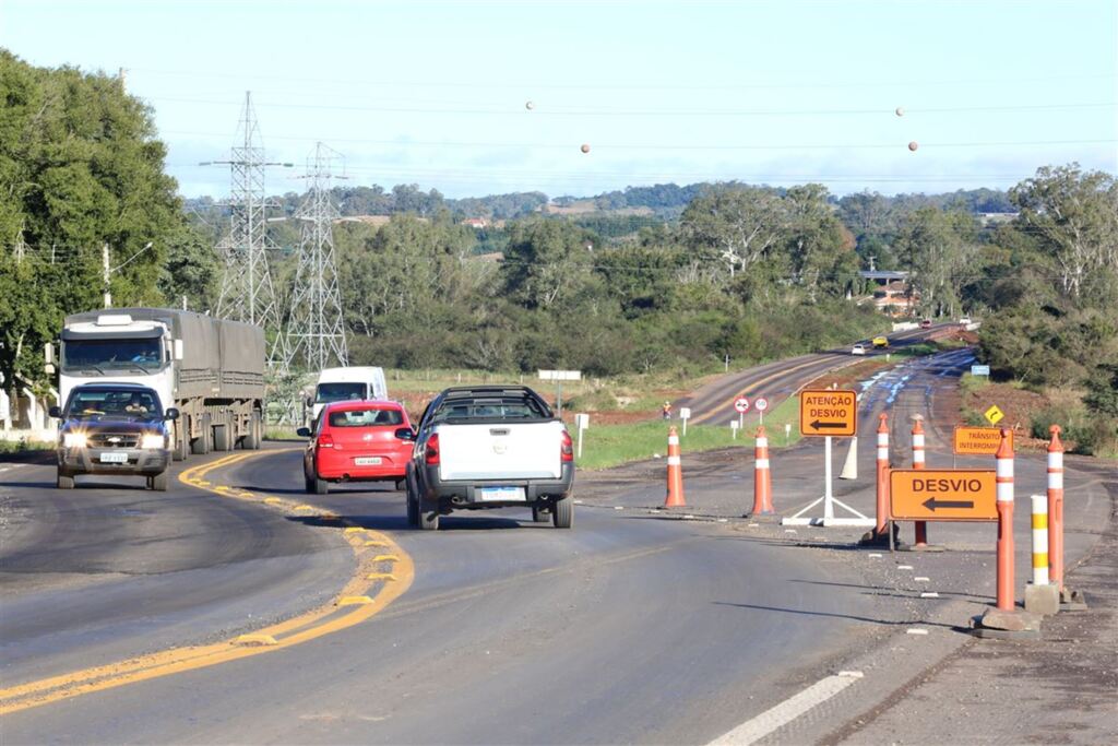Duas pontes antigas dão a lugar a novas na Travessia Urbana