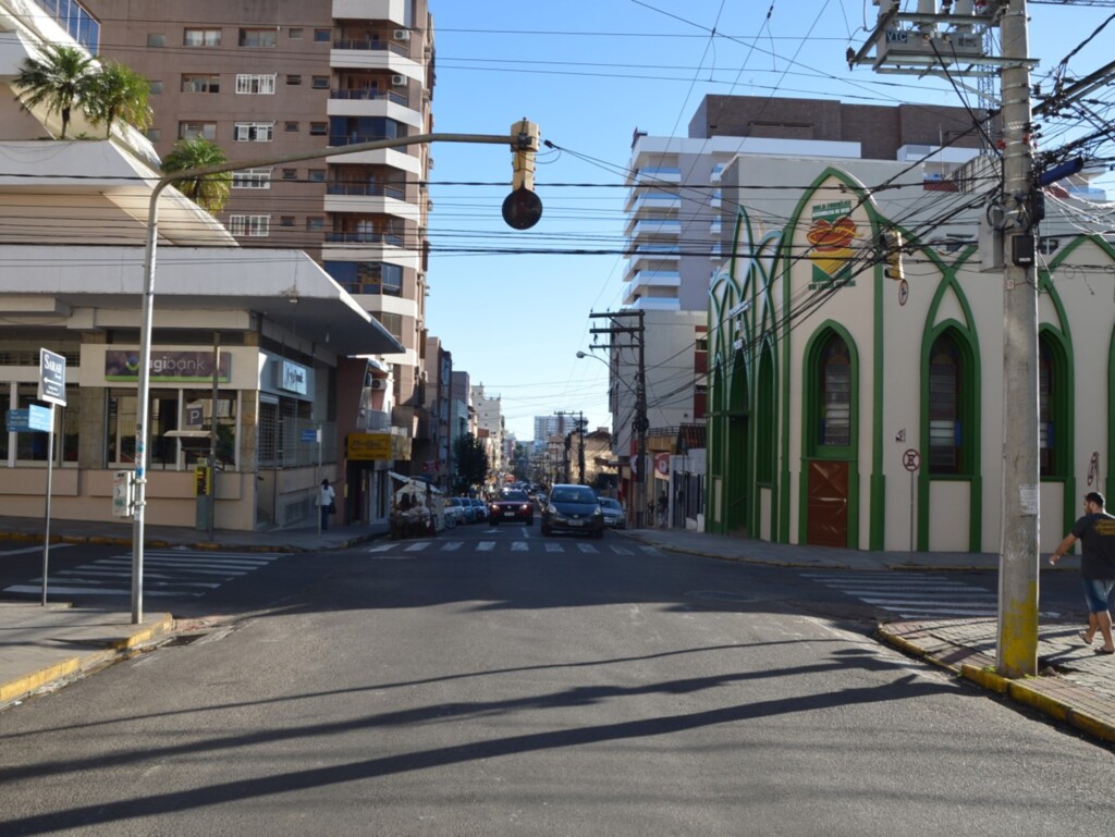 Para troca de postes, moradores de quatro bairros podem ficar sem luz nesta quinta