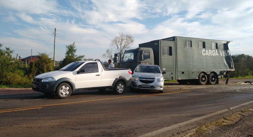 Colisão entre quatro veículos deixa o trânsito lento na RSC-287