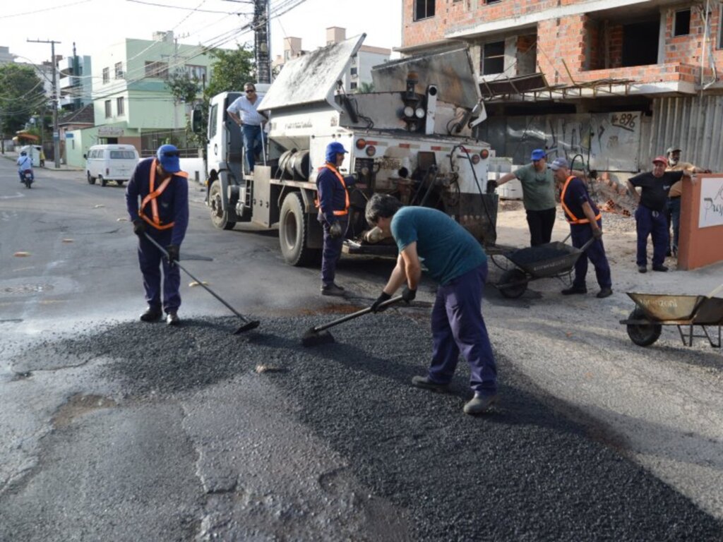 Tapa-buracos e patrolamentos seguem sete vias de Santa Maria na sexta