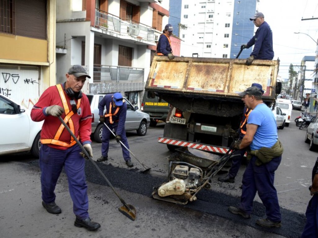 Operação tapa-buracos segue em 5 vias de Santa Maria hoje