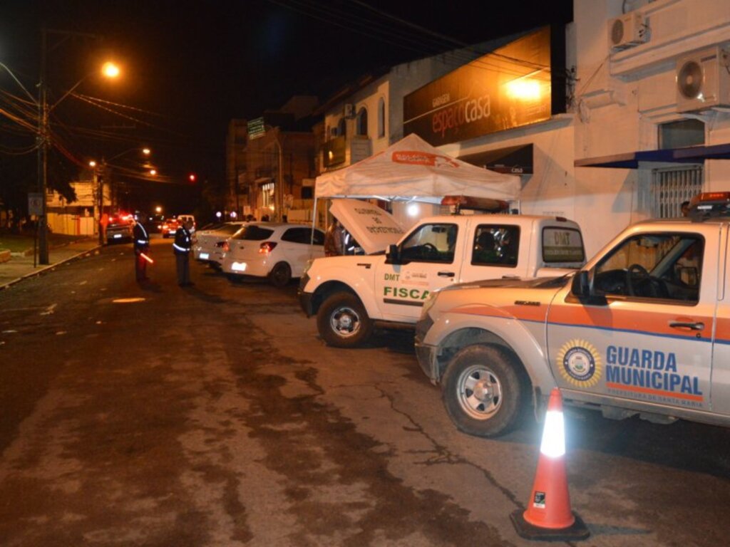 Dirigir ao celular e sem cinto são as infrações mais cometidas em Santa Maria