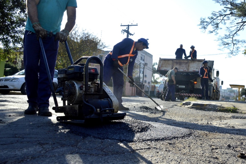 Operação tapa-buraco continua nesta terça em ruas e avenidas de Santa Maria