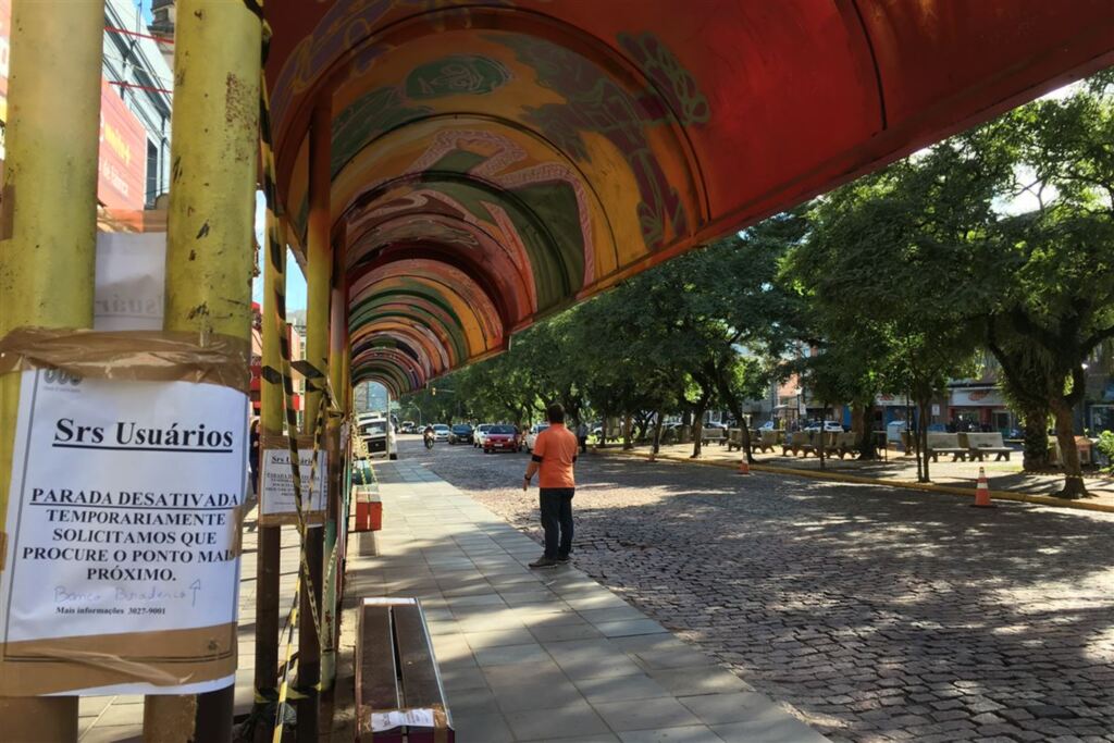 Paradas de ônibus e ponto de táxi devem ser reposicionados amanhã