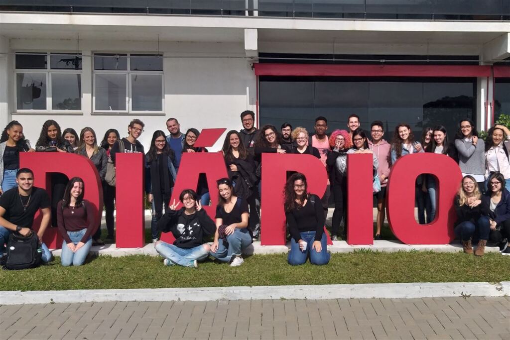 título imagem Estudantes da UFSM conhecem a sede do Diário