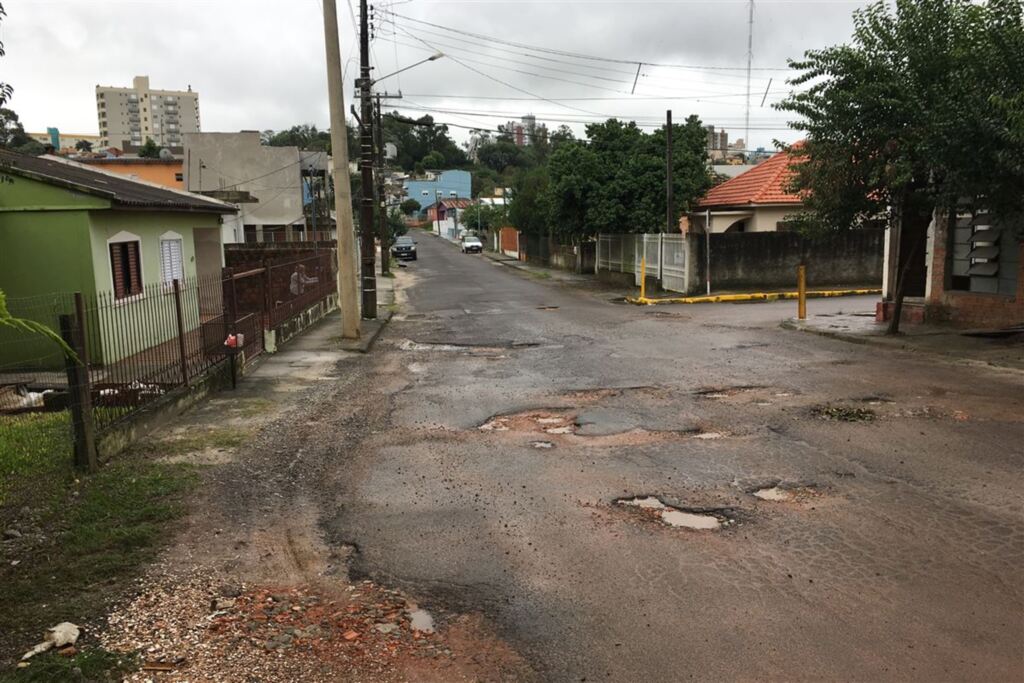 título imagem FOTOS+VÍDEO: motoristas trafegam na contramão para desviar de buracos