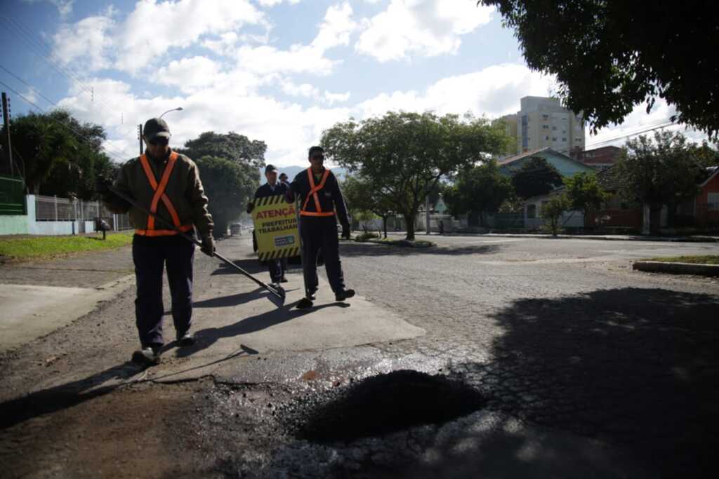 Depois da chuva, operação tapa-buracos é retomada em Santa Maria