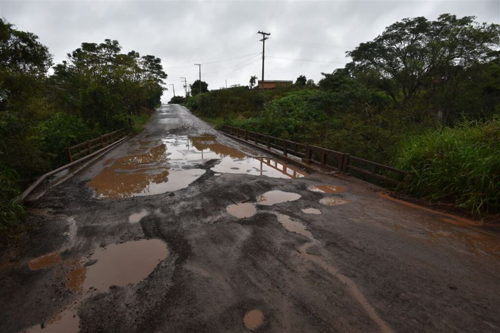 FOTOS: além dos buracos, ponte da ERS-516 preocupa pela insegurança