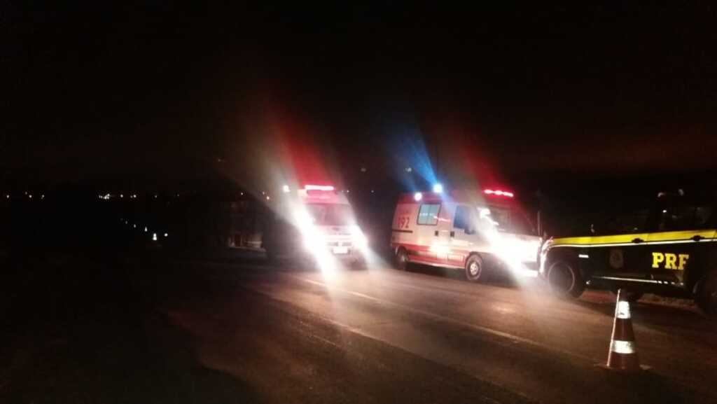 Carreta tomba e caminhoneiro morre na BR-158, em Júlio de Castilhos