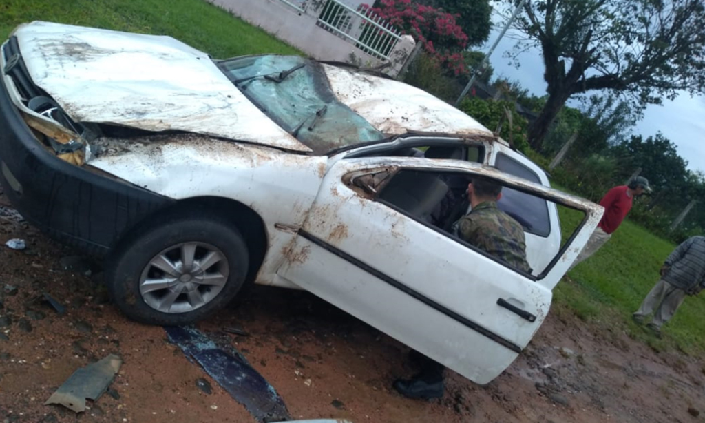 Carro capota no interior de Restinga Sêca