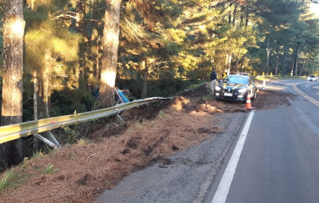 título imagem Motorista e passageiro pulam de caminhão em movimento antes de queda em barranco