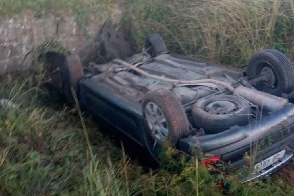 título imagem Veículo capota na BR-158 em Santa Maria