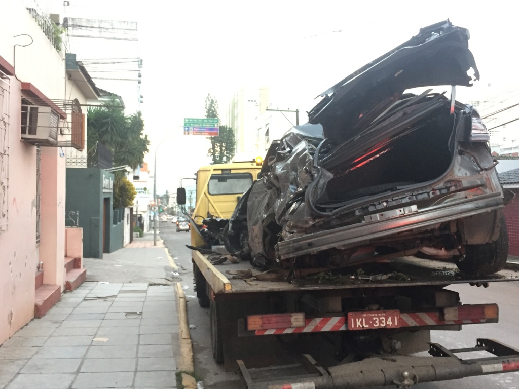 Antes de cair de viaduto, Fusion colidiu com placa e cavalete de sinalização