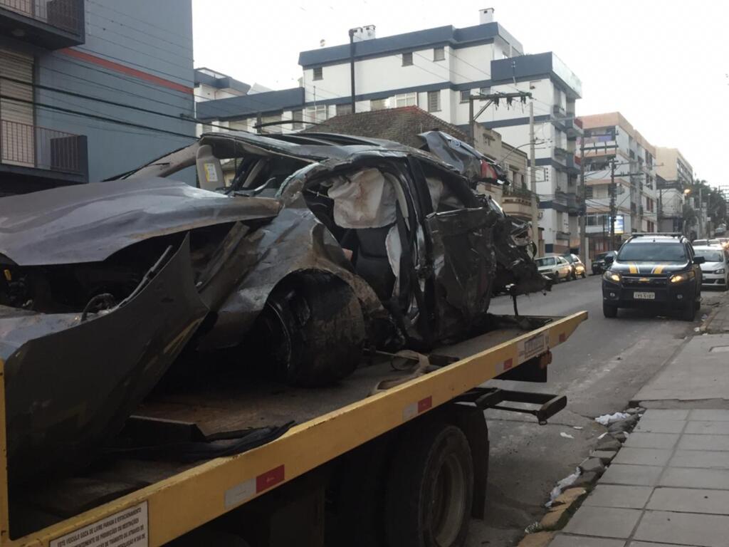 Foto: Gabriel Perufo (Diário) - O carro da vítima ficou totalmente destruído