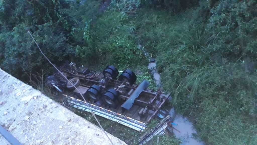 Caminhão tomba em ponte da RSC-287 e motorista morre no local