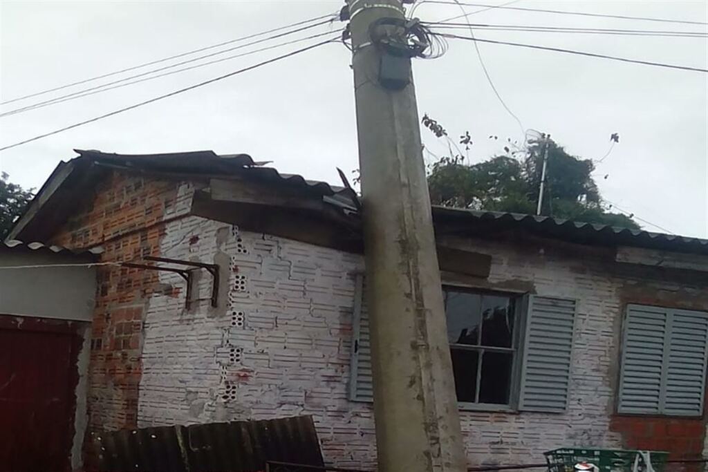 Poste cai sobre casa durante chuvarada em Santa Maria