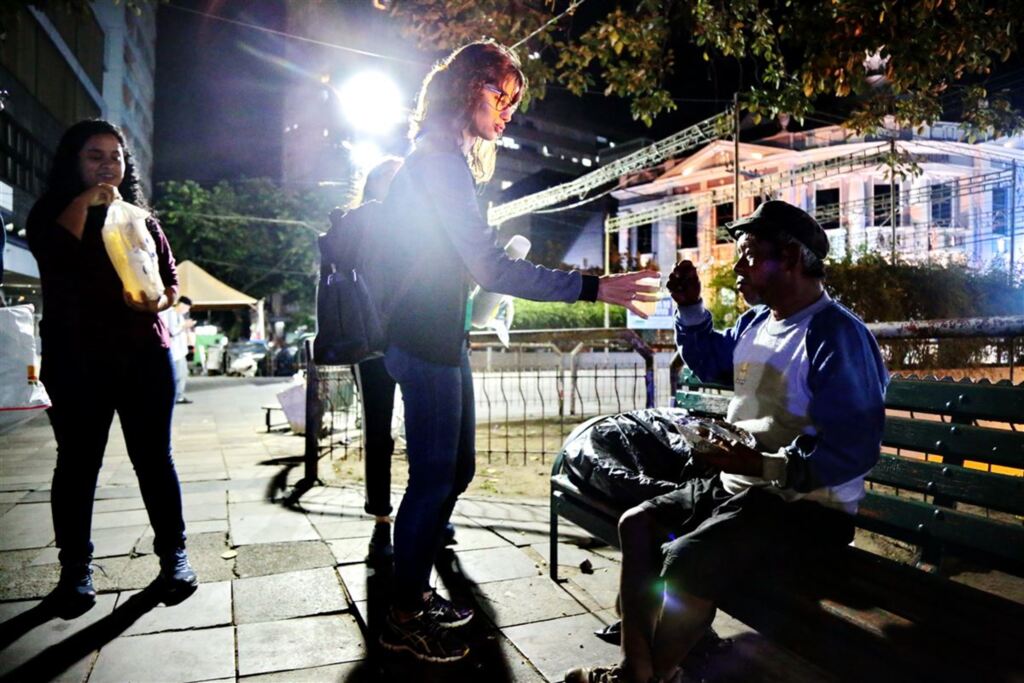 Voluntários compartilham alimentos e carinho com pessoas na rua em Santa Maria
