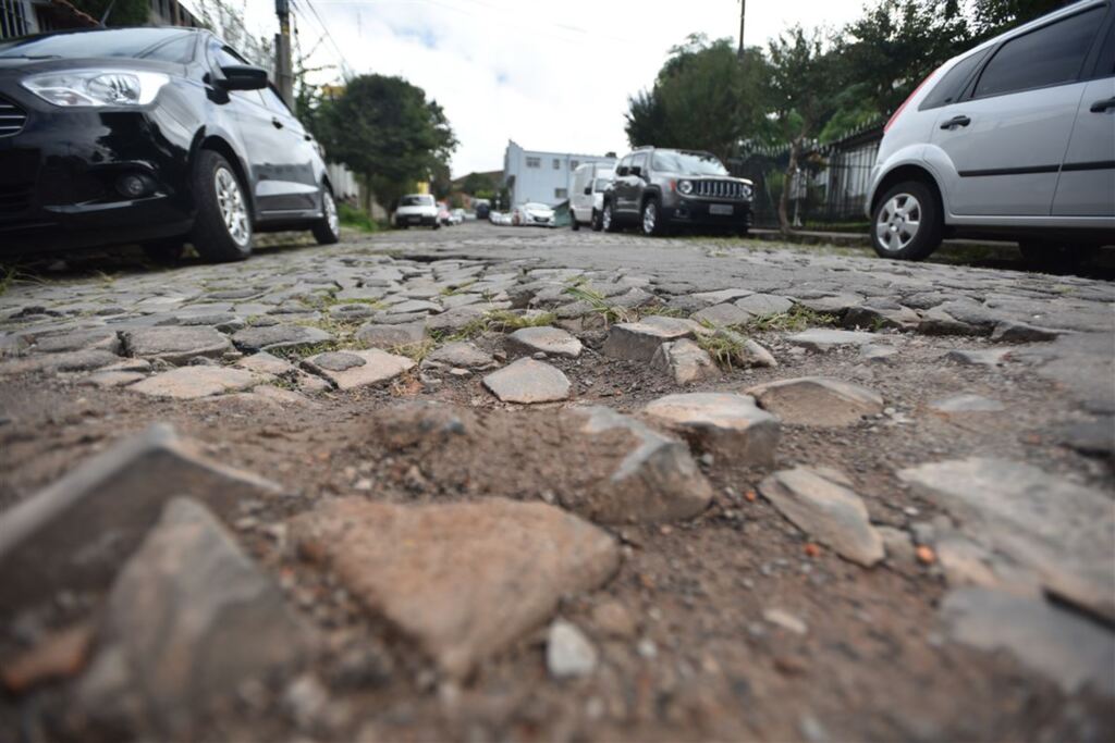 Foto: Gabriel Haesbaert (Diário) - A rua apresenta perigo para motoristas e pedestres