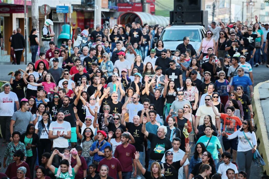 Marcha para Jesus leva milhares de pessoas às ruas de Santa Maria